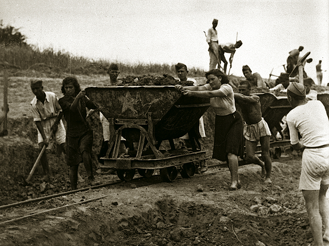 Izgradnja_pruge_Brcko_Banovici_1946.