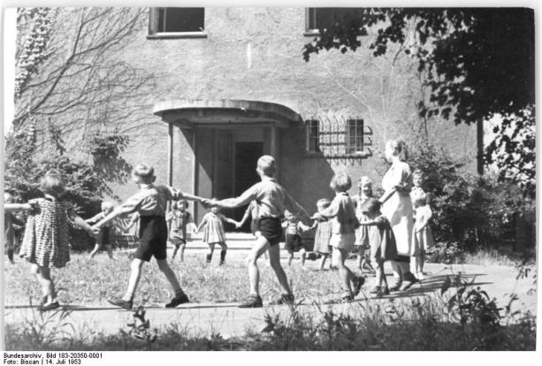 Bundesarchiv_Bild_183-20350-0001,_Magdeburg-Friedensweiler,_Blick_vor_einen_Kindergarten.jpg