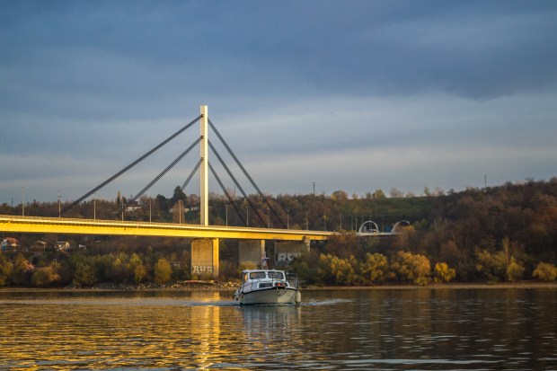 Dunav_i_Fruska_Gora,_Novi_Sad.jpg
